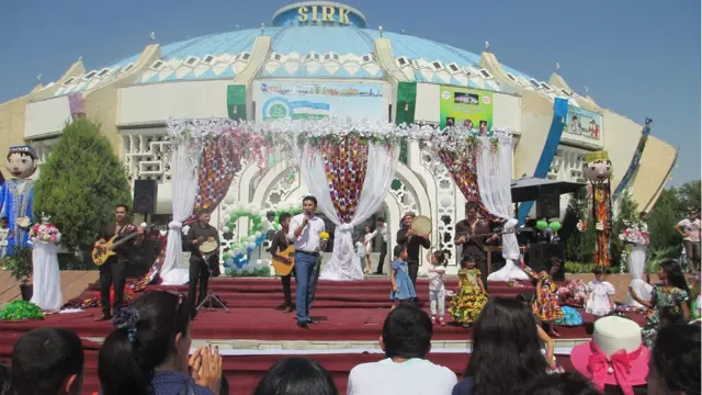 Тошкент цирки олдида