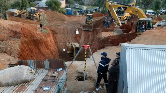 Máy móc hạng nặng được dùng trong cố gắng giải cứu cậu bé khỏi giếng
