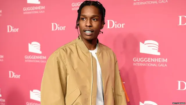 ASAP Rocky 가 항공 점퍼를 입고 있다.