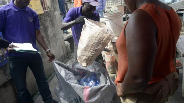Pipo dey carry plastic bottles from woman