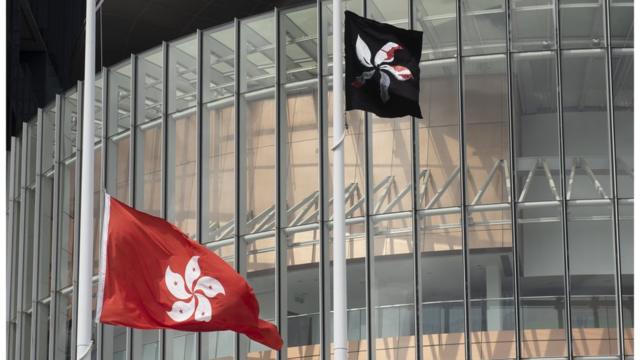 有示威者之后把立法会外的中国旗拆下，换成黑色香港区旗。
