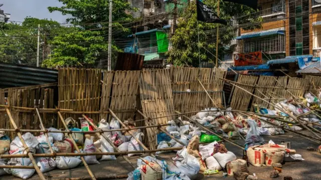 ပိတ်ဆို့တားဆီးမှုတွေကြောင့်နဲ့ စစ်တပ်ရဲ့ ပစ်ခတ်မှုတွေကြောင့် အချိန်မီသွားရောက်ဖို့ခက်ခဲတယ်လို့ဆို