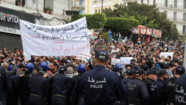 La police essaie de maintenir une foule de manifestants à Alger en 2019