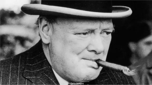 Winston Churchill fumando um charuto