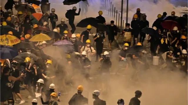 최루 가스를 피해 뛰고 있는 홍콩 시위대