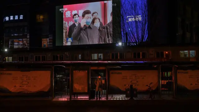 Một màn hình lớn trên đường phố chiếu cảnh Chủ tịch Trung Quốc Tập Cận Bình đeo khẩu trang bảo vệ trong chuyến thăm Vũ Hán vào đầu ngày 10/3.