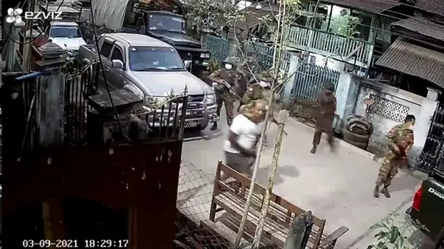 ภาพจากกล้องวงจรปิดที่จับภาพนาทีการจับกุมผู้สนับสนุนพรรคเอ็นแอลดีคนหนึ่งในเมืองพะโค (หงสาวดี) ในวันที่ 9 ก.พ. ที่ผ่านมา