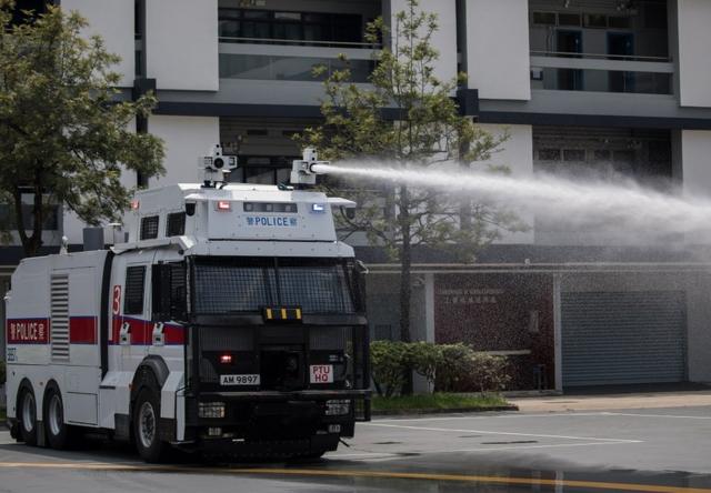 香港警方的人群管理特別用途車（俗稱水炮車）據報在周日首次離開香港粉嶺機動部隊基地，前往港島戒備。