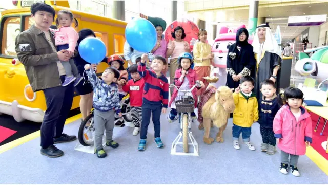 어린이날 기념 체험행사에 나선 어린이들