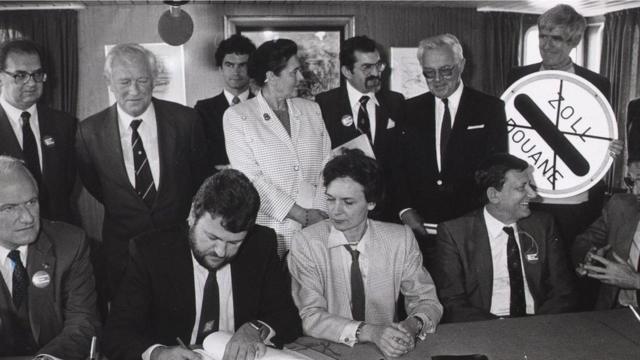 《申根协定》于1985年签署，准许欧洲协定国之间实行自由通行。