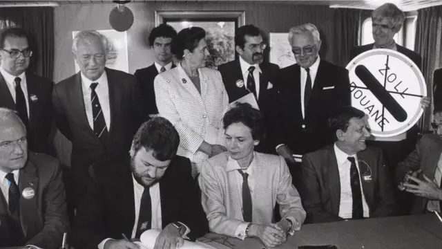 《申根協定》於1985年簽署,准許歐洲協定國之間實行自由通行。