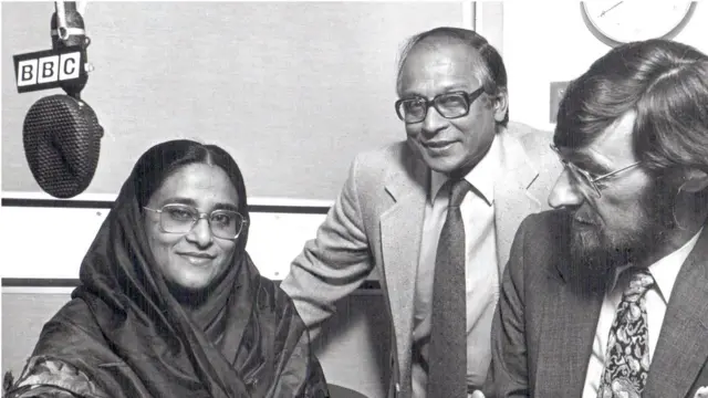 বিবিসি স্টুডিও, জুলাই ১৯৮১: শেখ হাসিনার সাথে বাংলা বিভাগের প্রধান জন ক্ল্যাপহাম এবং প্রযোজক নুরুল ইসলাম।