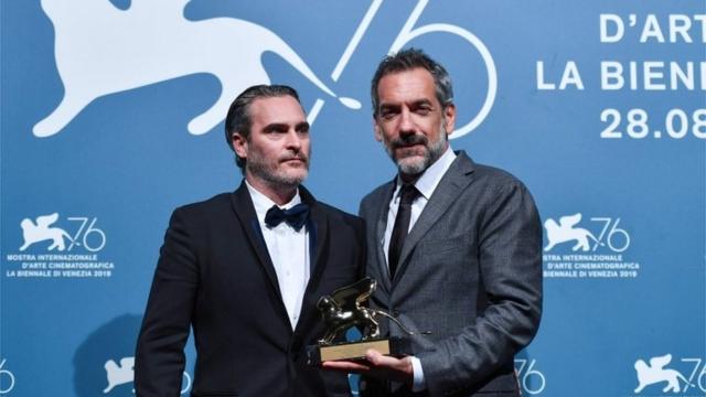 Todd Phillips (der) y Joaquin Phoenix