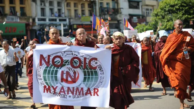 (แฟ้มภาพ) กลุ่มพระสงฆ์รวมตัวในกรุงย่างกุ่ง เมื่อปี 2012 เพื่อประท้วงต่อต้านความพยายามขององค์กรโอไอซีในการช่วยเหลือชาวโรฮิงญา