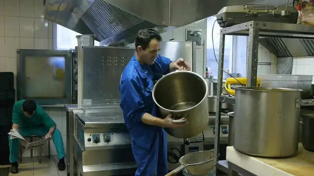 Абдумамад Бекмамадов в Москве на заработках. Подработка в ресторане