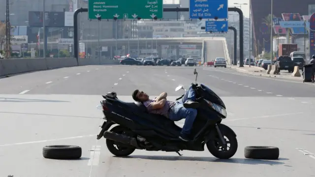 متظاهرون سدوا الطرق بالسيارات ومكبات النفايات