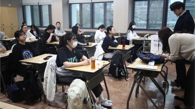 大学入学試験「大学修学能力試験（修能）」を受ける韓国の高校生（ソウル、11月16日）
