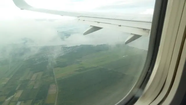 Vista de la ventana de un avión.