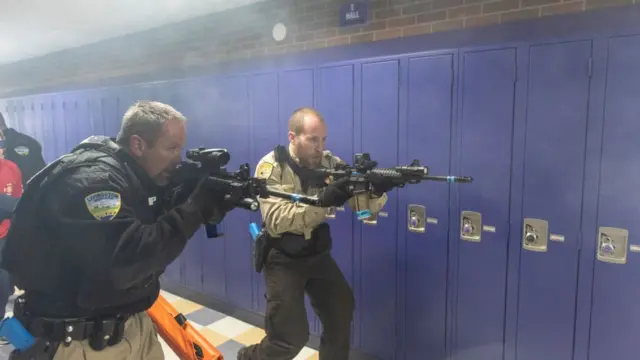 Policías en un simulacro de tiroteo