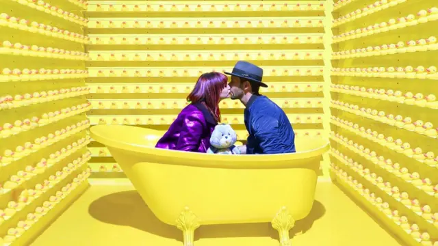 Пара у ванній кімнаті