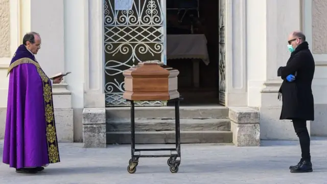 Итальянец хоронит маму в Бергамо