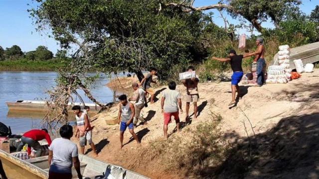 Alimentos e outros suprimentos para a aldeia foram entreguescassino online é confiavelbarco