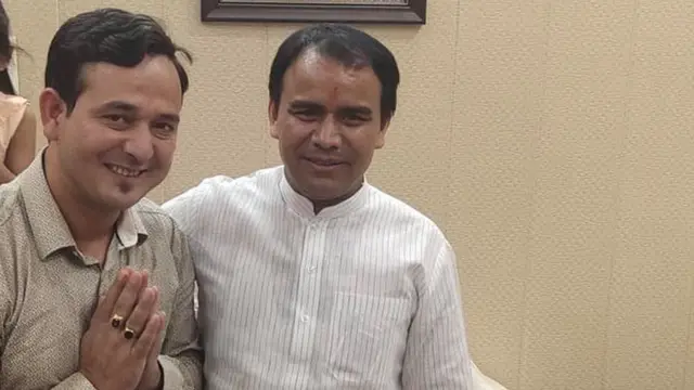 कैबिनेट मंत्री धन सिंह रावत के साथ हाकम सिंह