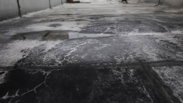 Superficies en Teherán cubierta de partículas tóxicas tras los ataques de Estados Unidos e Israel a depósitos de petróleo 