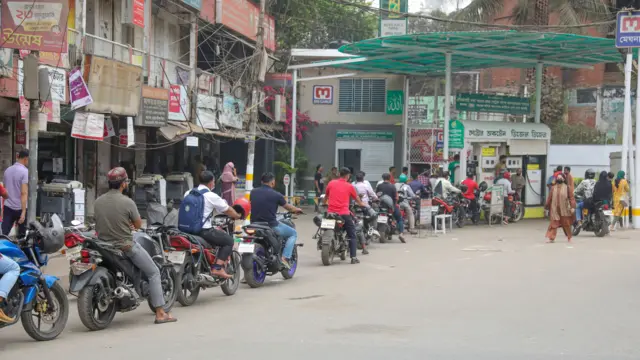 Очередь за бензином в столице Бангладеш 10 марта