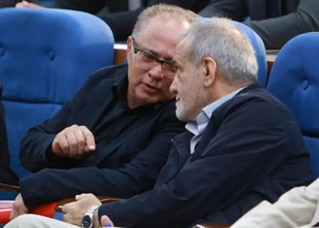 پزشکیان و دبیری در حال گفتگو