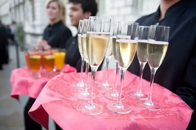 இளம்பெண்கள் மது, சிகரெட் 