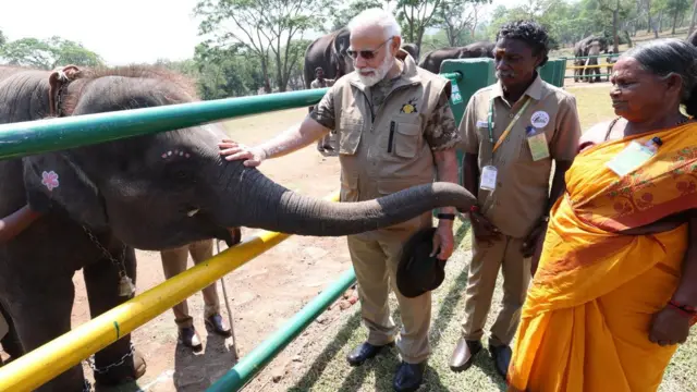 பொம்மன் மற்றும் பெள்ளியுடன் பிரதமர்