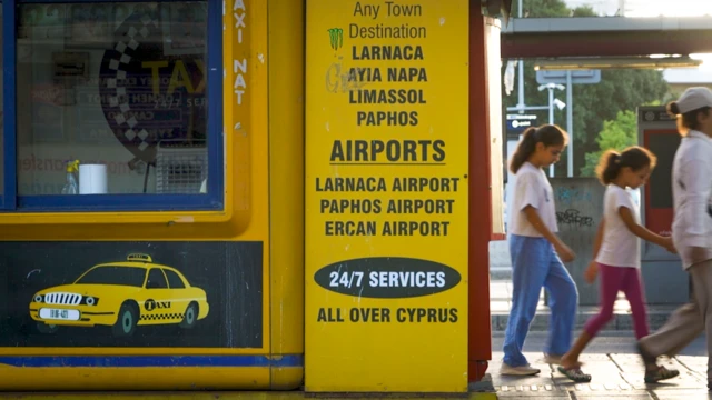 Kıbrıs'ın güneyinde Lefkoşa Otogarı'ndaki bir levha