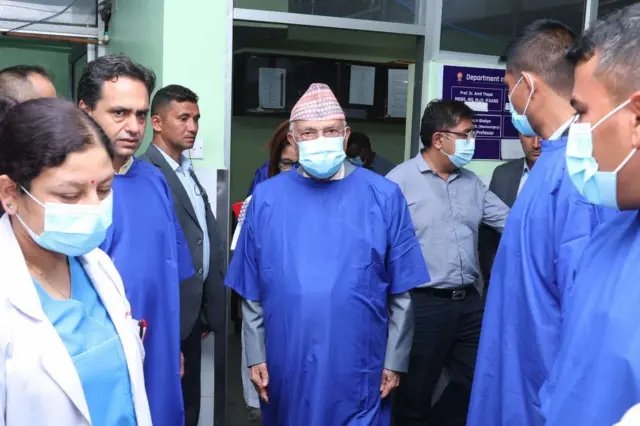 प्रधानमन्त्री केपी शर्मा ओली सौर्य एअरलाइन्स विमान दुर्घटनाका घाइते क्याप्टेन मनीषरत्न शाक्यलाई भेट्न अस्पतालमा