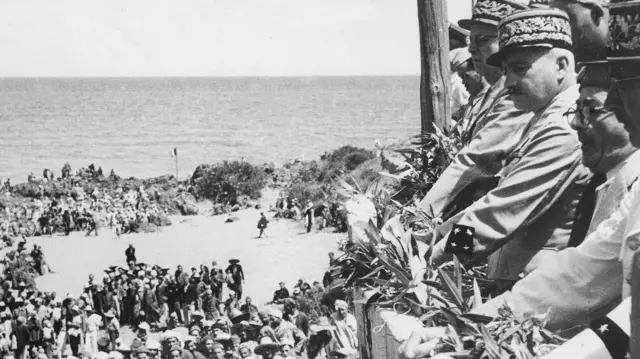 آلاف الجزائريين احتجزهم جيش الاحتلال في منطقة مالبو وأجبرهم على الاستماع إلى خطاب الجنرال هنري مارتين، وعلى طلب "الرحمة والمغفرة "من فرنسا.