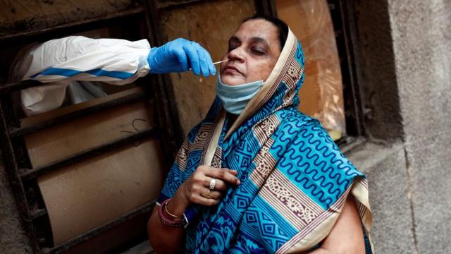 一名医务工作者在新德里收集样本以检测新冠（22/6/2020）