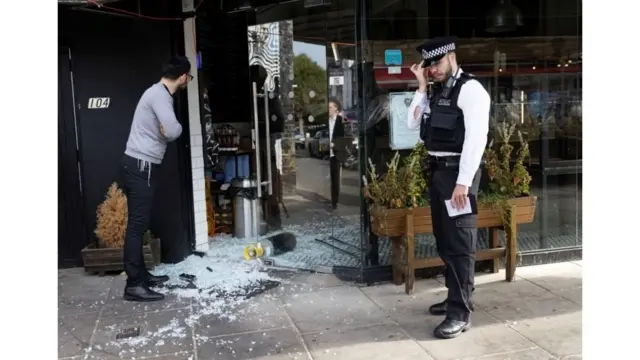 Les actes de haine peuvent se manifester par des actes de vandalisme, comme cette attaque contre la vitrine d'un magasin juif dans le nord de Londres.