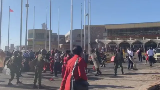 Abapolisi bahosha imyigaragambyo bakoresheje inkoni n'imyuka iryana mu maso mu gutatanya abakozi bigarambya kuri uyu wa gatatu