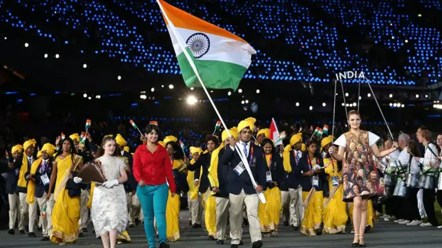 జాతీయ పతాకంతో ఇండియా క్రీడాకారులు