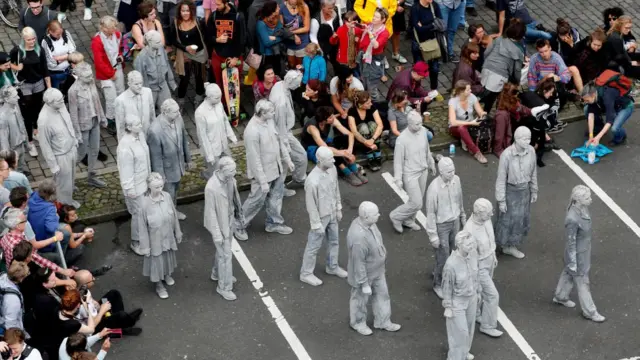 Performans sanatçılarının G20 öncesi 'Zombi Yürüyüşü'