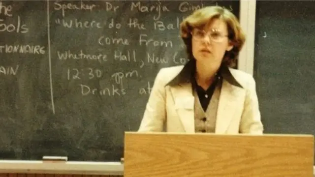 শ্রেণীকক্ষে অধ্যাপনা করছেন ভাইরা, ১৯৭৮ সাল