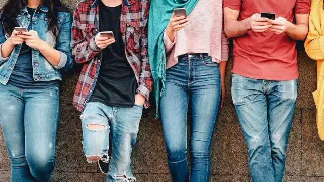 Jóvenes con teléfonos móviles