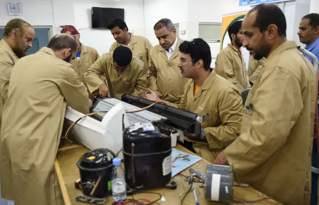 மாலை நேரத்தில் தொழில்நுட்பப் பயிற்சி பெறும் சௌதி தொழிலாளர்கள்.