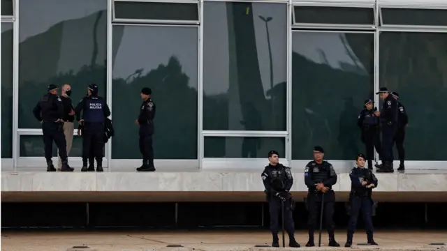 Três gruposaposta esportiva é legalpoliciais militares juntosaposta esportiva é legalfrente a prédio do STF