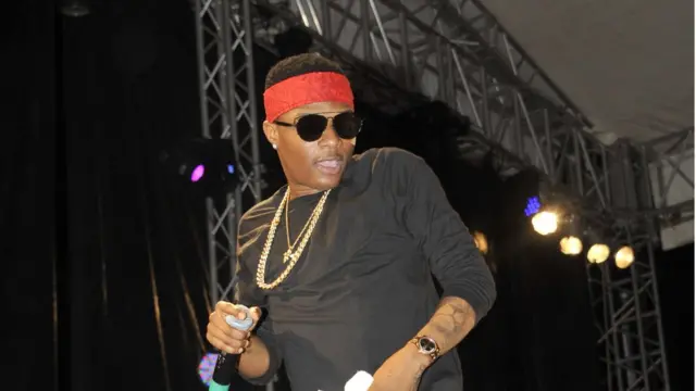 Wizkid dey perform for show