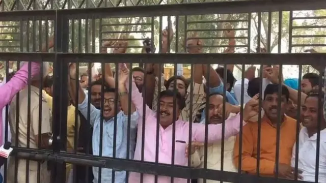 ਜਲਾਲਾਬਾਦ ਵਿੱਚ ਕਾਂਗਰਸ ਉਮੀਦਵਾਰ ਰਮਿੰਦਰ ਸਿੰਘ ਆਵਲਾ ਦੇ ਸਮਰਥਕ ਜਸ਼ਨ ਮਨਾਉਂਦੇ ਹੋਏ