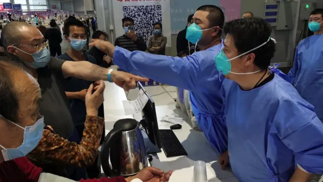 상하이에에선 봉쇄 조치에 대한 불만이 노골적으로 드러나고 있다