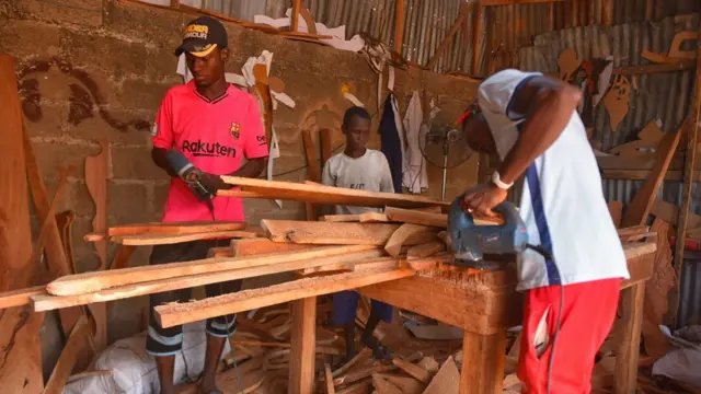 Wasu matasa ke yanka katako kafin buɗe baki