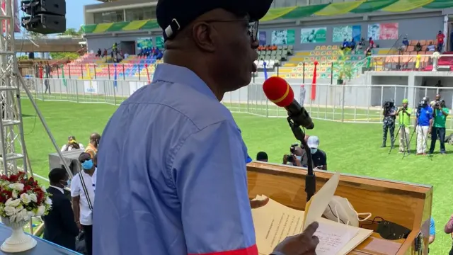 Lagos State Governor Sanwo-Olu Babajide dey address workers