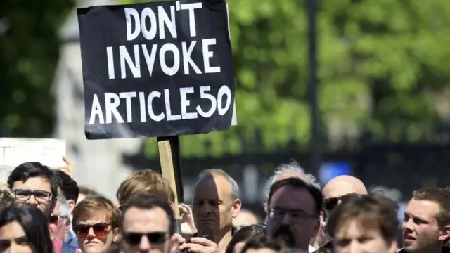 Cartel que reza "No invoquen el artículo 50"